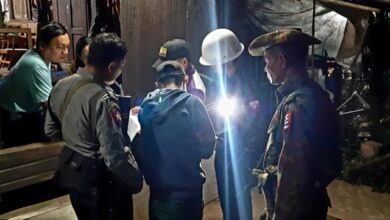 ဧရာဝတီတိုင်းဒေသကြီး၊ ပုသိမ်ခရိုင်၊ သာပေါင်းမြို့နယ်အတွင်းရပ်ကွက်များတွင် စစ်တပ်နှင့်တွဲပြီး ဧည့်စာရင်းစစ်နေသည့် အုပ်ချုပ်ရေးမှူးများကို ၂၀၂၂ အတွင်းက တွေ့ရစဉ်(ဓာတ်ပုံ - ခရိုင်(ပြန်/ဆက်))