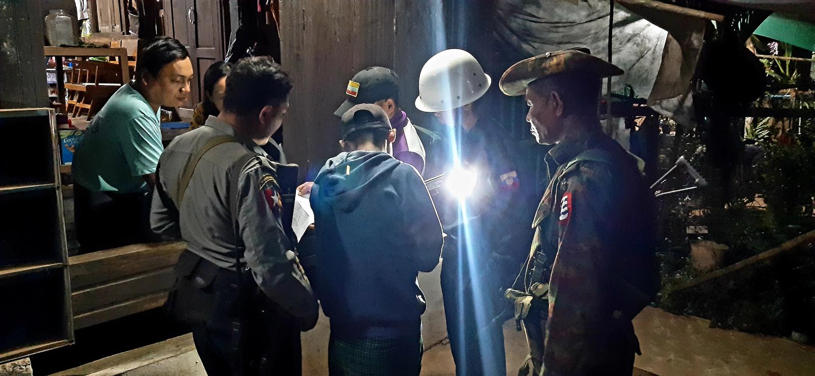 ဧရာဝတီတိုင်းဒေသကြီး၊ ပုသိမ်ခရိုင်၊ သာပေါင်းမြို့နယ်အတွင်းရပ်ကွက်များတွင် စစ်တပ်နှင့်တွဲပြီး ဧည့်စာရင်းစစ်နေသည့် အုပ်ချုပ်ရေးမှူးများကို ၂၀၂၂ အတွင်းက တွေ့ရစဉ်(ဓာတ်ပုံ - ခရိုင်(ပြန်/ဆက်))