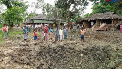 ဘူးသီးတောင်၊ ကြက်မောက်တောင်ရွာအတွင်း ဗုံးကျရောက်ပေါက်ကွဲထားသောနေရာကို တွေ့ရစဉ်။ (ဓာတ်ပုံ-One Nation News)