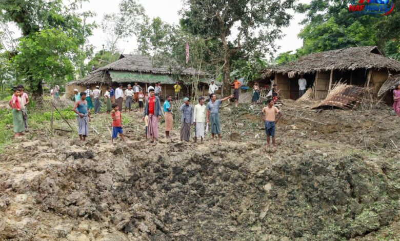 ဘူးသီးတောင်၊ ကြက်မောက်တောင်ရွာအတွင်း ဗုံးကျရောက်ပေါက်ကွဲထားသောနေရာကို တွေ့ရစဉ်။ (ဓာတ်ပုံ-One Nation News)