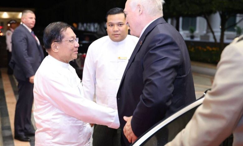 မြန်မာနိုင်ငံသို့ ရောက်ရှိလာသည့် ဘယ်လာရုစ် သမ္မတ မစ္စတာ အလက်ဇန္ဒား လူကာရှန်ကိုနှင့် စစ်ခေါင်းဆောင်တို့ကို တွေ့ရစဉ်။ (ဓာတ်ပုံ- စစ်အုပ်စု တယ်လီဂရမ်ချန်နယ်)
