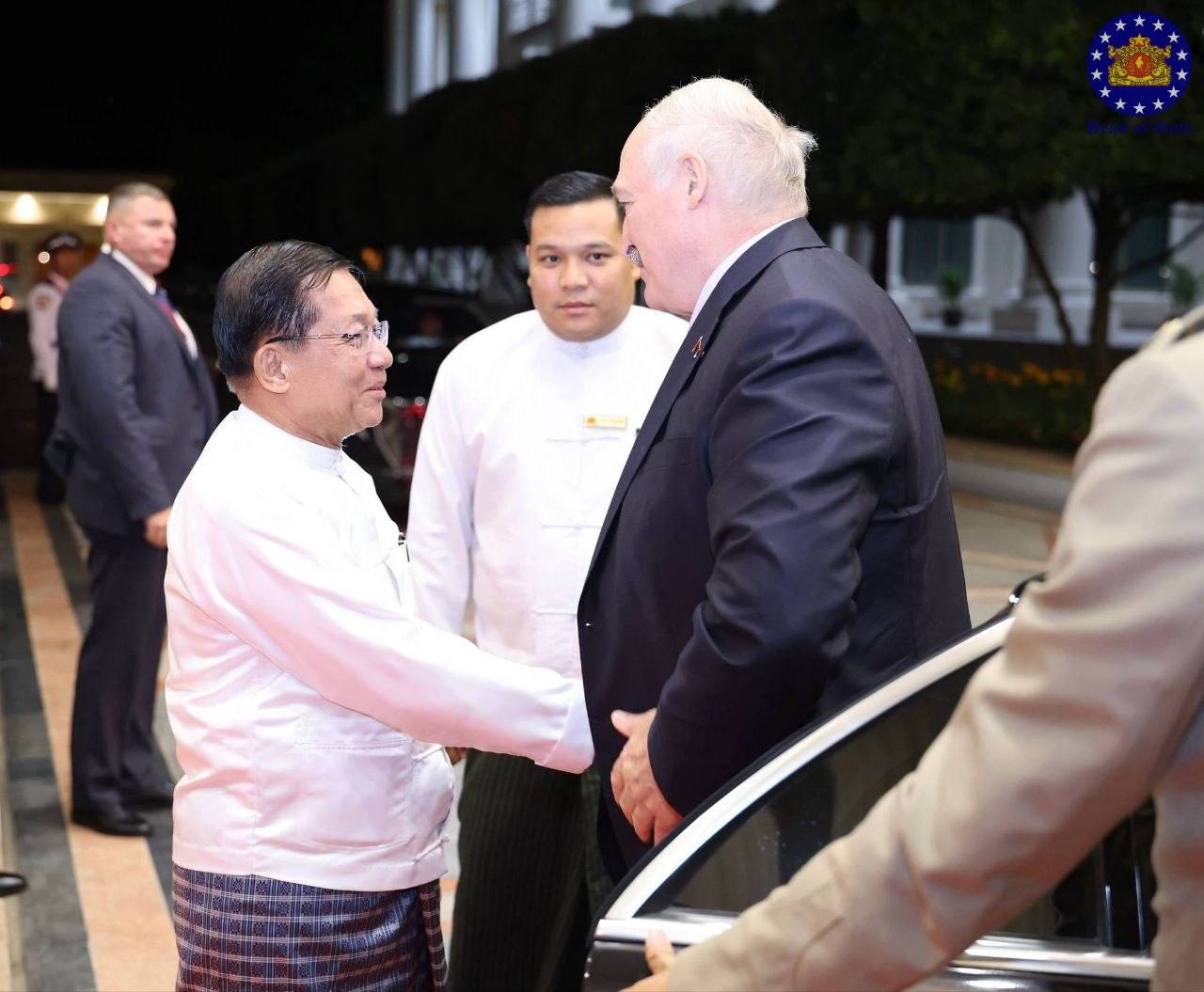 မြန်မာနိုင်ငံသို့ ရောက်ရှိလာသည့် ဘယ်လာရုစ် သမ္မတ မစ္စတာ အလက်ဇန္ဒား လူကာရှန်ကိုနှင့် စစ်ခေါင်းဆောင်တို့ကို တွေ့ရစဉ်။ (ဓာတ်ပုံ- စစ်အုပ်စု တယ်လီဂရမ်ချန်နယ်)