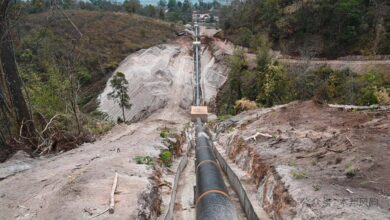 သိန္နီမြို့အနောက်ဘက် ဟိုနားကျေးရွာအနီး တည်ဆောက်ခဲ့သည့် ရေအား လျှပ်စစ်စက်ရုံ စီမံကိန်း ကို ယခုနှစ် မတ်လက တွေ့ရစဉ်။ (ဓာတ်ပုံ-The Kokang) 
