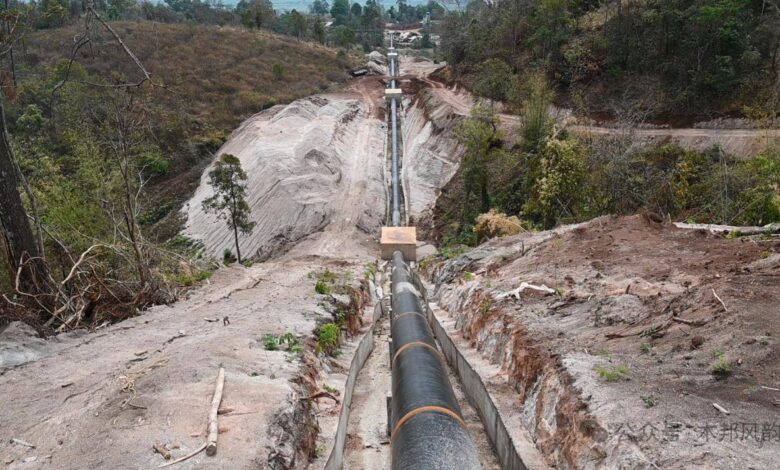 သိန္နီမြို့အနောက်ဘက် ဟိုနားကျေးရွာအနီး တည်ဆောက်ခဲ့သည့် ရေအား လျှပ်စစ်စက်ရုံ စီမံကိန်း ကို ယခုနှစ် မတ်လက တွေ့ရစဉ်။ (ဓာတ်ပုံ-The Kokang)