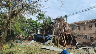 သံတွဲမြို့တွင် ဗုံးကျရောက်ပေါက်ကွဲပြီးနောက် တွေ့ရစဉ်။ (ဓာတ်ပုံ-APM) 