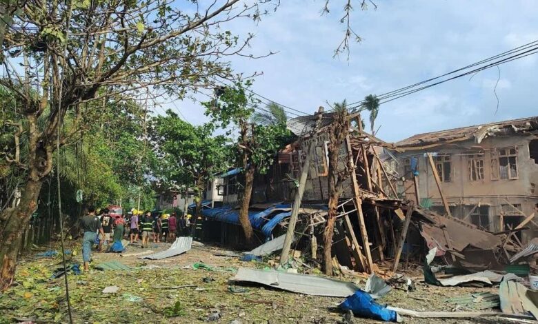 သံတွဲမြို့တွင် ဗုံးကျရောက်ပေါက်ကွဲပြီးနောက် တွေ့ရစဉ်။ (ဓာတ်ပုံ-APM) 