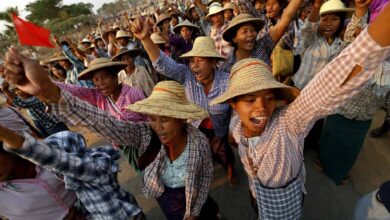 လက်ပံတောင်းကြေးနီစီမံကိန်းစုံစမ်းရေးကော်မရှင်၏ အစီရင်ခံစာကို ဆန့်ကျင်ဆန္ဒပြနေသော ဒေသခံများကို ၂၀၁၃ ခုနှစ် မတ်လအတွင်း တွေ့ရစဉ်။ (ဓာတ်ပုံ- EPA)