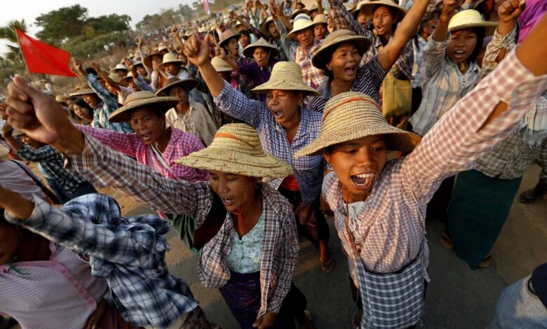 လက်ပံတောင်းကြေးနီစီမံကိန်းစုံစမ်းရေးကော်မရှင်၏ အစီရင်ခံစာကို ဆန့်ကျင်ဆန္ဒပြနေသော ဒေသခံများကို ၂၀၁၃ ခုနှစ် မတ်လအတွင်း တွေ့ရစဉ်။ (ဓာတ်ပုံ- EPA)