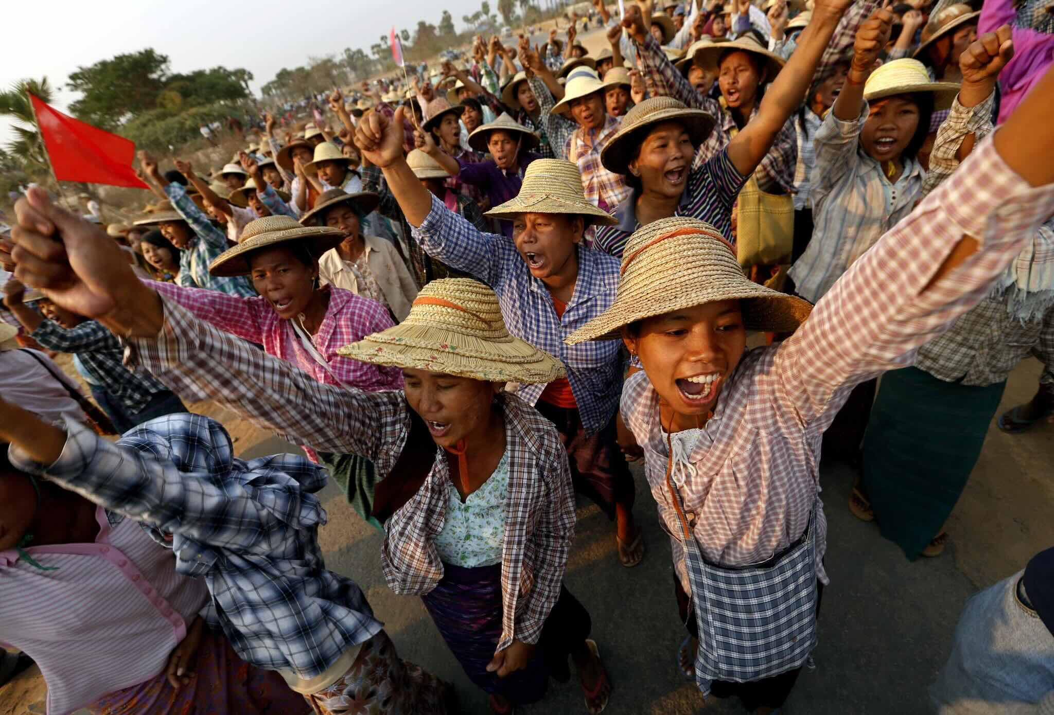 လက်ပံတောင်းကြေးနီစီမံကိန်းစုံစမ်းရေးကော်မရှင်၏ အစီရင်ခံစာကို ဆန့်ကျင်ဆန္ဒပြနေသော ဒေသခံများကို ၂၀၁၃ ခုနှစ် မတ်လအတွင်း တွေ့ရစဉ်။ (ဓာတ်ပုံ- EPA)