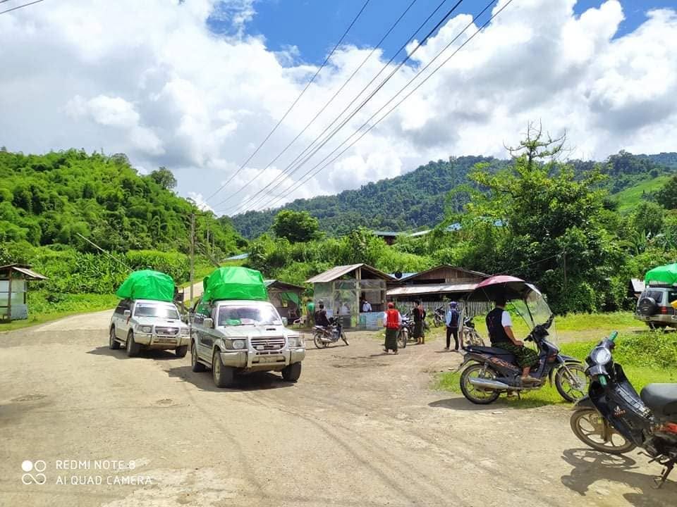 ကချင်နှင့် နာဂဒေသကြားပြေးဆွဲသည့် ကုန်စည်တင်သည့် ကားအချို့ကို ၂၀၂၁ ဩဂုတ်လက တွေ့ရစဉ်။ (ဓာတ်ပုံ - နာဂရိုးရာစာပေနှင့် ယဉ်ကျေးမှုမြို့နယ်ကော်မတီ)