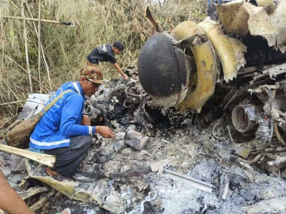 ၂၀၂၅ ခုနှစ် မေလ ၂၀ ရက်က ကချင်ပြည်နယ်အတွင်း စစ်ရဟတ်ယာဉ် တစ်စီး ပျက်ကျသွားသည့် နေရာတွင် ကြည့်ရှုစစ်ဆေးနေကြသူများ။ အဆိုပါ ရဟတ်ယာဉ် ပျက်မကျမီ အသေခံဒရုန်းဖြင့် တိုက်ခိုက်ခံရသည့် ရုပ်သံမှတ်တမ်း ထွက်ပေါ်ခဲ့သည်။ (ဓာတ်ပုံ- Banmaw Scout Team)