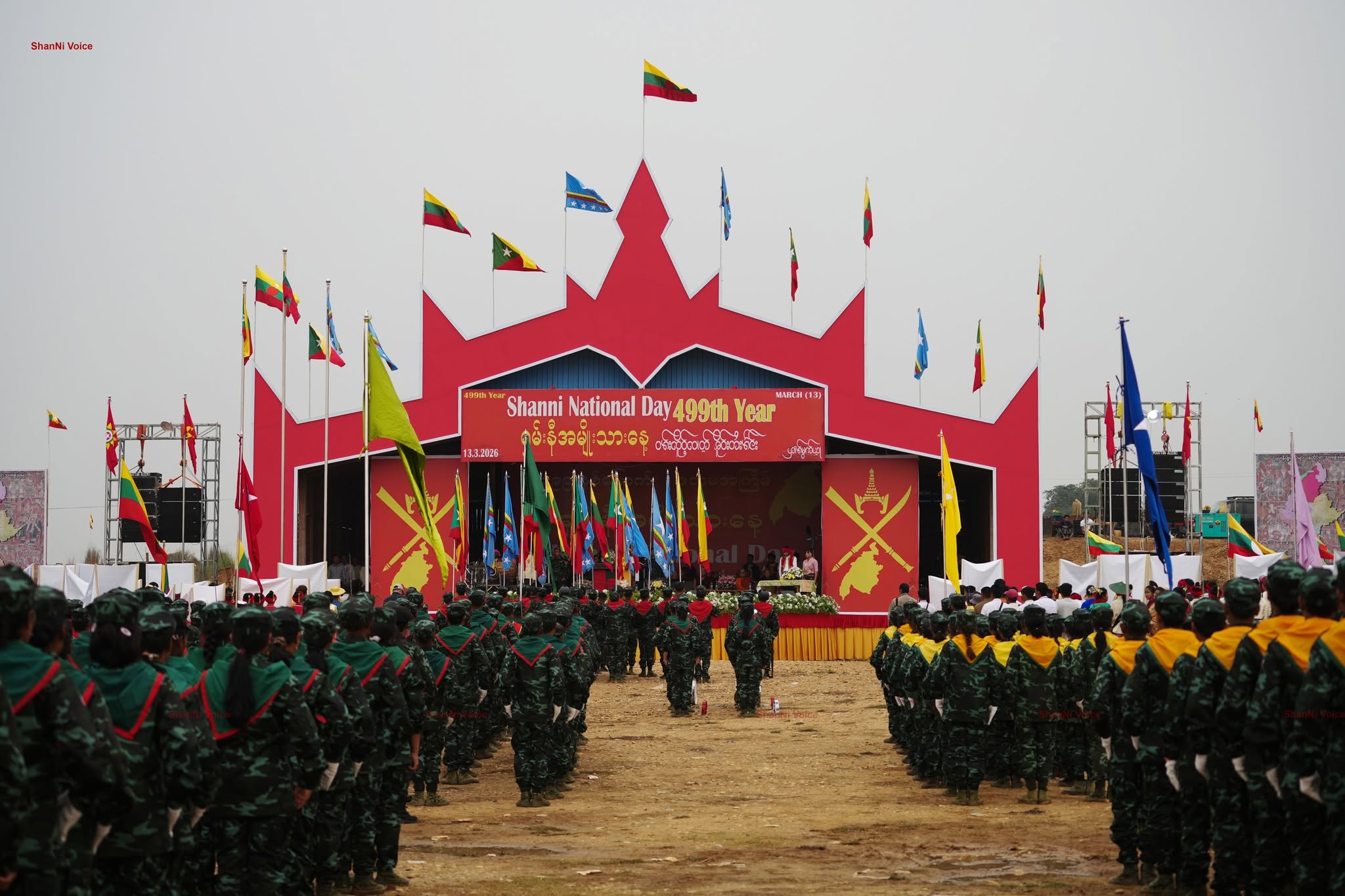ယခုနှစ် မတ်လ ၁၃ ရက်၊ ဟုမ္မလင်းမြို့နယ် နမ့်တောမြို့တွင် ပြုလုပ်သော (၄၉၉) နှစ်မြောက် ရှမ်းနီအမျိုးသားနေ့၌ တွေ့ရသော SNA တပ်ဖွဲ့ဝင်များ ။  (ဓာတ်ပုံ- The Voice of Shan-Ni) 
