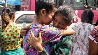 အကျဉ်းသားများကို ခြွင်းချက်ဖြင့် ပြန်လွှတ်ပေးသည့် ၂၀၂၆ ခုနှစ် ဧပြီလ ၃၀ ရက်၊ ရန်ကုန်မြို့ အင်းစိန်ထောင်ရှေ့ မြင်ကွင်းတစ်ခု။ (ဓာတ်ပုံ - ကံကောင်း/ Myanmar Now)