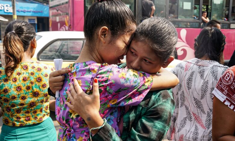 အကျဉ်းသားများကို ခြွင်းချက်ဖြင့် ပြန်လွှတ်ပေးသည့် ၂၀၂၆ ခုနှစ် ဧပြီလ ၃၀ ရက်၊ ရန်ကုန်မြို့ အင်းစိန်ထောင်ရှေ့ မြင်ကွင်းတစ်ခု။ (ဓာတ်ပုံ - ကံကောင်း/ Myanmar Now)