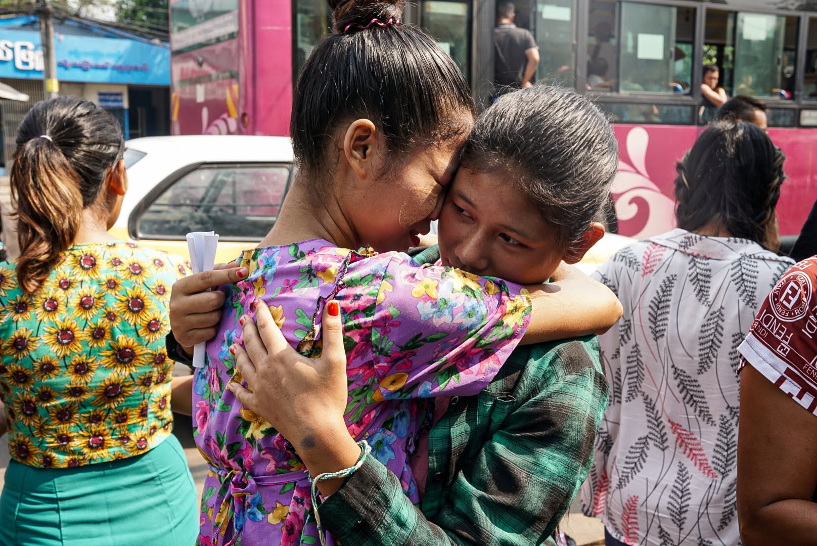 အကျဉ်းသားများကို ခြွင်းချက်ဖြင့် ပြန်လွှတ်ပေးသည့် ၂၀၂၆ ခုနှစ် ဧပြီလ ၃၀ ရက်၊ ရန်ကုန်မြို့ အင်းစိန်ထောင်ရှေ့ မြင်ကွင်းတစ်ခု။ (ဓာတ်ပုံ - ကံကောင်း/ Myanmar Now)