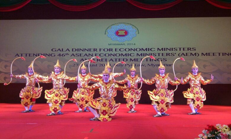 ‘မကိုဋ် လေးကောက်ယိမ်းအက’ ကပြနေဟန်ကို တွေ့ရစဉ်။ (ဓာတ်ပုံ- ပေးပို့)