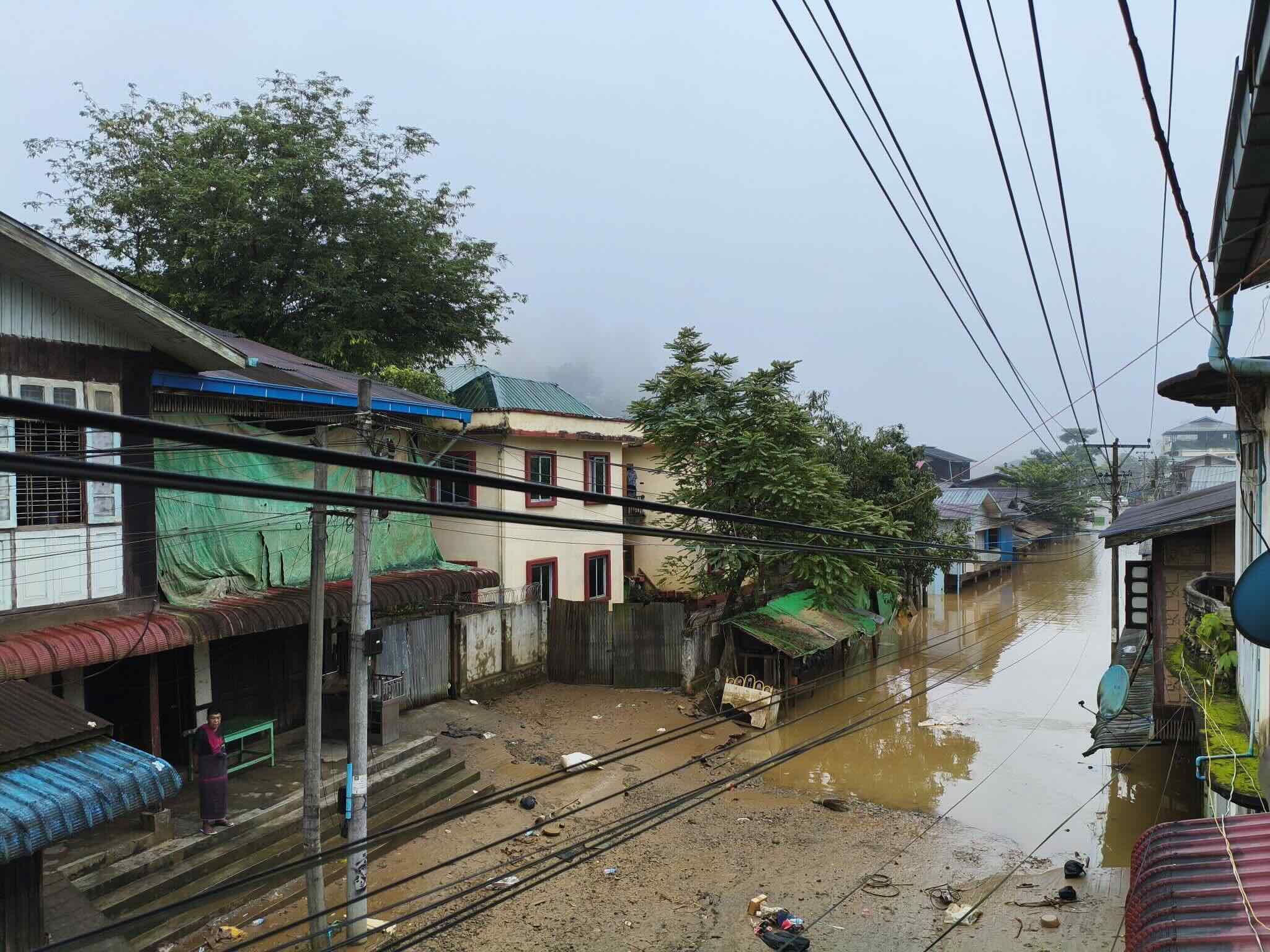 ယနေ့ နံနက် ၆ နာရီခန့်က တွေ့ရသော ဖားကန့်မြို့ အခြေအနေ။ (ဓာတ်ပုံ-Zaw Aung Maran Facebook) 