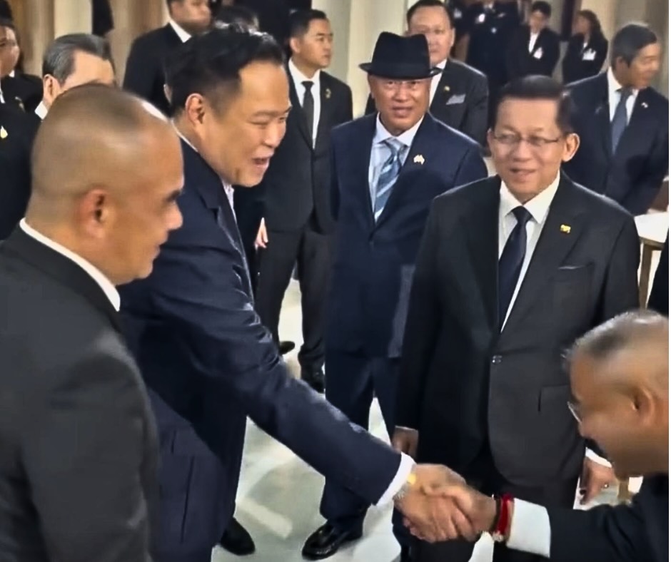 ဩဂုတ်လ ၆ ရက်ညက ဘန်ကောက်၌ ကျင်းပသည့် ညစာစားပွဲတွင် မြန်မာစစ်ခေါင်းဆောင် ဦးမင်းအောင်လှိုင်နှင့် ထိုင်းဝန်ကြီးချုပ် အနုတင် ချန်ဝီရကွန်းတို့ စကားလက်ဆုံကျနေစဉ် KBZ Group ဥက္ကဋ္ဌ ဦးအောင်ကိုဝင်းကို တွေ့ရစဉ်။ (Screenshot: Thai Khu Fah/Facebook)
