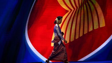၂၀၁၉ ခုနှစ် နိုဝင်ဘာလက ထိုင်းနိုင်ငံ ဘန်ကောက်မြို့၌ ပြုလုပ်သော (၃၅) ကြိမ်မြောက် အာဆီယံ အစည်းအဝေးတစ်ခု တက်ရောက်လာသည့် ဒေါ်အောင်ဆန်းစုကြည်။ (ဓာတ်ပုံ- AFP)