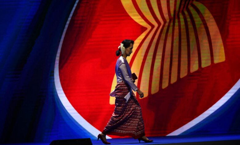 ၂၀၁၉ ခုနှစ် နိုဝင်ဘာလက ထိုင်းနိုင်ငံ ဘန်ကောက်မြို့၌ ပြုလုပ်သော (၃၅) ကြိမ်မြောက် အာဆီယံ အစည်းအဝေးတစ်ခု တက်ရောက်လာသည့် ဒေါ်အောင်ဆန်းစုကြည်။ (ဓာတ်ပုံ- AFP)