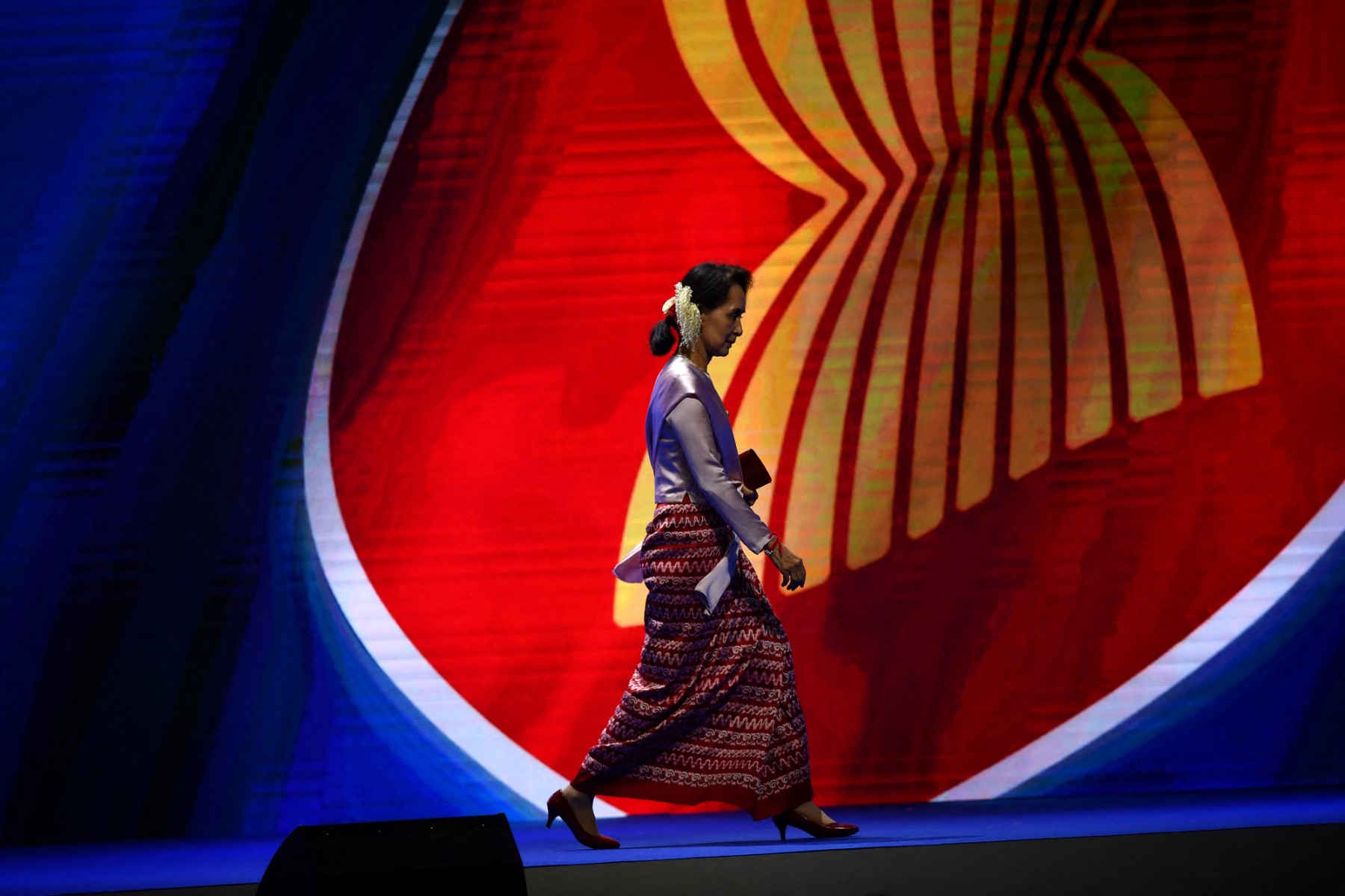 ၂၀၁၉ ခုနှစ် နိုဝင်ဘာလက ထိုင်းနိုင်ငံ ဘန်ကောက်မြို့၌ ပြုလုပ်သော (၃၅) ကြိမ်မြောက် အာဆီယံ အစည်းအဝေးတစ်ခု တက်ရောက်လာသည့် ဒေါ်အောင်ဆန်းစုကြည်။ (ဓာတ်ပုံ- AFP)