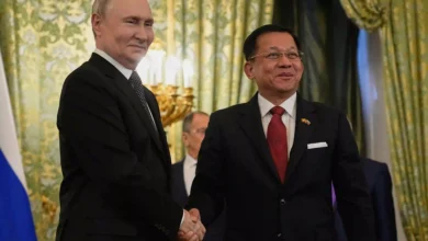 ၂၀၂၅ ခုနှစ် မတ်လ ၄ ရက်က ရုရှားနိုင်ငံ မော်စကိုမြို့၌ ရုရှားသမ္မတနှင့်အတူ တွေ့ရသော အာဏာသိမ်း စစ်ခေါင်းဆောင်။ (ဓာတ်ပုံ- AFP)