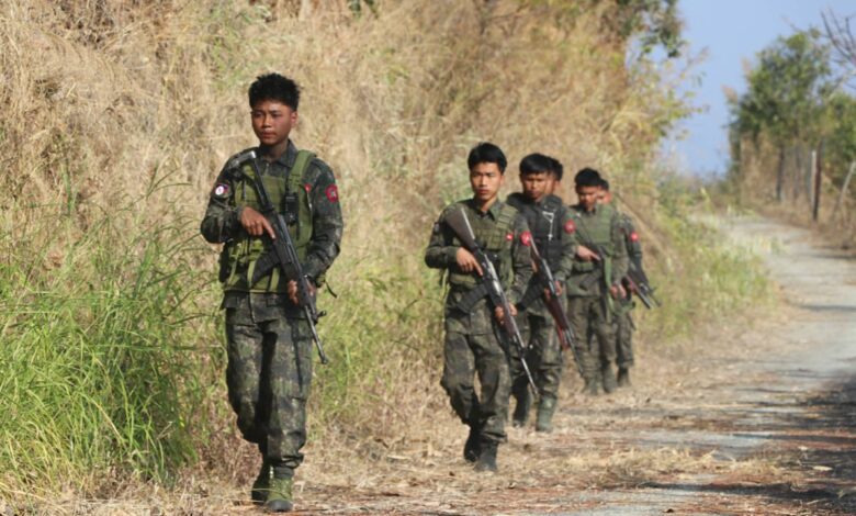 ချင်းတော်လှန်ရေးအင်အားစုဖြစ်သည့် CNDF တပ်ဖွဲ့ဝင်များကိုတွေ့ရစဉ်။ (ဓာတ်ပုံ - CNDF facebook page)