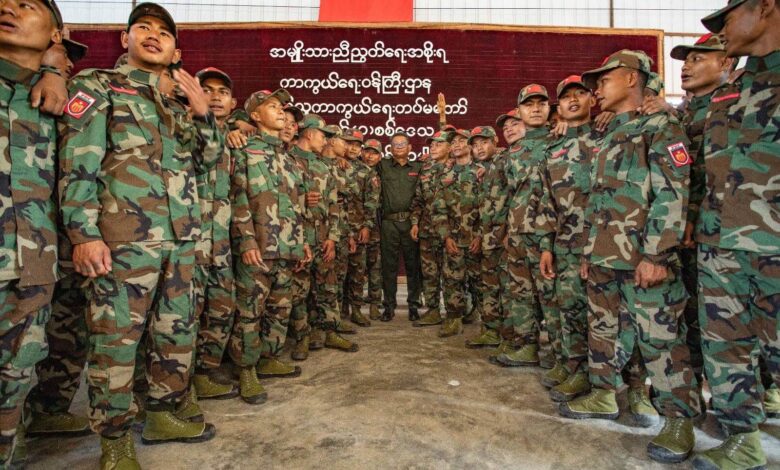 ၂၀၂၄ ခုနှစ် ဧပြီလအတွင်း အမှတ်(၁) စစ်ဒေသတွင် ပြုလုပ်သော စစ်သင်တန်းဆင်းပွဲ၌ NUG ကာကွယ်ရေးဝန်ကြီး ဦးရည်မွန်နှင့်အတူ တွေ့ရသော PDF တပ်ဖွဲ့ဝင်များ။ (ဓာတ်ပုံ-ပေးပို့) 