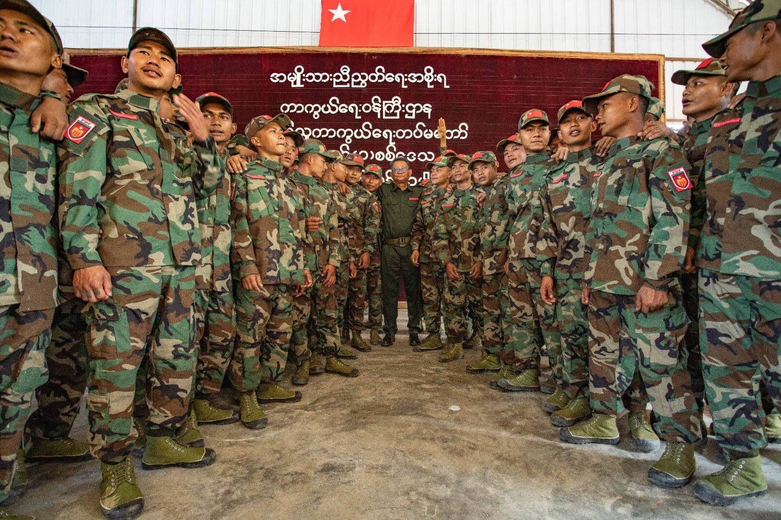 ၂၀၂၄ ခုနှစ် ဧပြီလအတွင်း အမှတ်(၁) စစ်ဒေသတွင် ပြုလုပ်သော စစ်သင်တန်းဆင်းပွဲ၌ NUG ကာကွယ်ရေးဝန်ကြီး ဦးရည်မွန်နှင့်အတူ တွေ့ရသော PDF တပ်ဖွဲ့ဝင်များ။ (ဓာတ်ပုံ-ပေးပို့) 