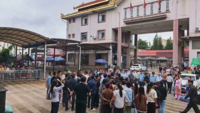 တစ်လကျော်ကြာ ဖမ်းဆီးထိန်းသိမ်းခံခဲ့ရပြီး ပြန်လွှတ်ပေးလိုက်သည့် မြန်မာအလုပ်သမား ၄၆ ဦးကို ဇူလိုင်လ ၈ ရက် ညနေပိုင်းတွင် မူဆယ်နယ်စပ် နန်းတော်ဂိတ်မှတဆင့် မြန်မာဘက်သို့ ပြန်လွှဲပြောင်းပေးစဉ်။ ဓာတ်ပုံ - Kya Thu Ya Facebook)