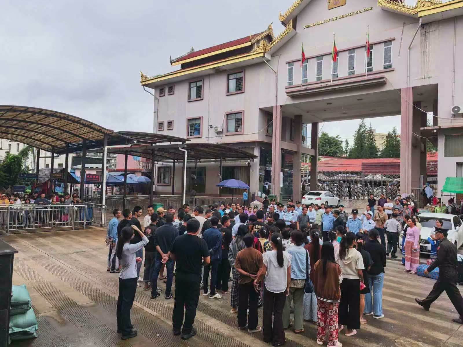 တစ်လကျော်ကြာ ဖမ်းဆီးထိန်းသိမ်းခံခဲ့ရပြီး ပြန်လွှတ်ပေးလိုက်သည့် မြန်မာအလုပ်သမား ၄၆ ဦးကို ဇူလိုင်လ ၈ ရက် ညနေပိုင်းတွင် မူဆယ်နယ်စပ် နန်းတော်ဂိတ်မှတဆင့် မြန်မာဘက်သို့ ပြန်လွှဲပြောင်းပေးစဉ်။ ဓာတ်ပုံ - Kya Thu Ya Facebook)