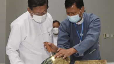 ၂၀၂၁ ခုနှစ်တွင် နေပြည်တော်ရှိ မဏိရတနာ ကျောက်စိမ်းနှင့်ပုလဲ အရောင်းပွဲ၌တွေ့ရသည့် အာဏာသိမ်းစစ်ခေါင်းဆောင်။ (ဓာတ်ပုံ- စစ်တပ်ထိန်းချုပ်MOI)