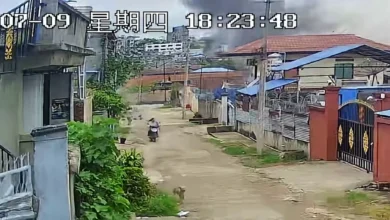 ဇူလိုင်လ ၉ ရက် ညနေပိုင်းတွင် လားရှိုးမြို့ အမှတ် (၆) ရပ်ကွက်အတွင်း ရှော့တိုက်ဒုံး ကျရောက်ပေါက်ကွဲခဲ့သည်ကို လုံခြုံရေးကင်မရာမှ တွေ့မြင်ရစဉ်။ (ဓာတ်ပုံ-Screengrab) 