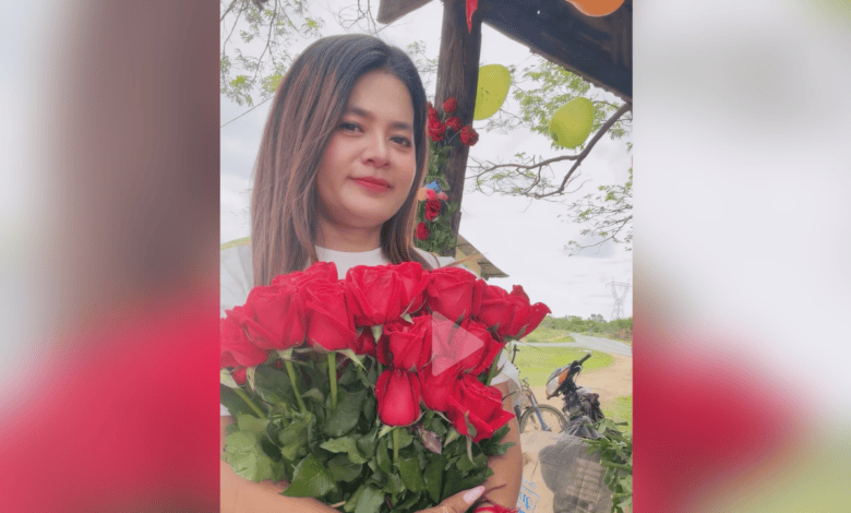 တောင်သာမြို့နယ် ရုံးစည်းကြီးရွာ တိုက်နယ် ပြည်သူကာကွယ်ရေးအဖွဲ့(ပကဖ) တာဝန်ခံ မအမရာမောင်။ (ဓာတ်ပုံ - Amayar mg TikTok) 