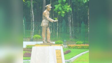 ရန်ကုန်မြို့ ဗဟန်းမြို့နယ် နတ်မောက်လမ်း၊ ဗိုလ်ချုပ်ပန်းခြံရှိ ဗိုလ်ချုပ်ကြေးရုပ်။ (ဓာတ်ပုံ - စစ်တပ်ထိန်းချုပ်MOI )