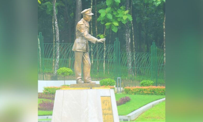 ရန်ကုန်မြို့ ဗဟန်းမြို့နယ် နတ်မောက်လမ်း၊ ဗိုလ်ချုပ်ပန်းခြံရှိ ဗိုလ်ချုပ်ကြေးရုပ်။ (ဓာတ်ပုံ - စစ်တပ်ထိန်းချုပ်MOI )