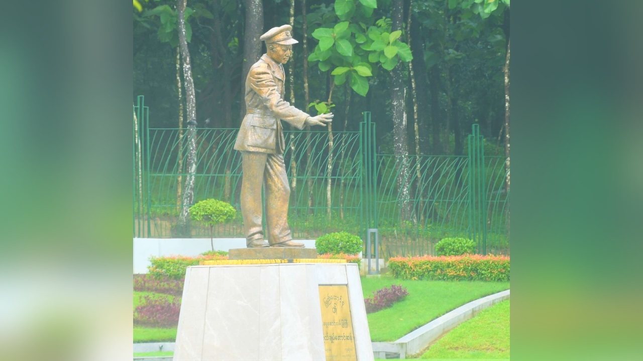 ရန်ကုန်မြို့ ဗဟန်းမြို့နယ် နတ်မောက်လမ်း၊ ဗိုလ်ချုပ်ပန်းခြံရှိ ဗိုလ်ချုပ်ကြေးရုပ်။ (ဓာတ်ပုံ - စစ်တပ်ထိန်းချုပ်MOI )