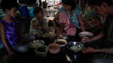 ပုံစာ - စစ်အုပ်စု ရက် ၁၀၀ စီမံကိန်းနှင့် 'လှုပ်လေ မြုပ်လေ' ဘဝများ (Myanmar Now)