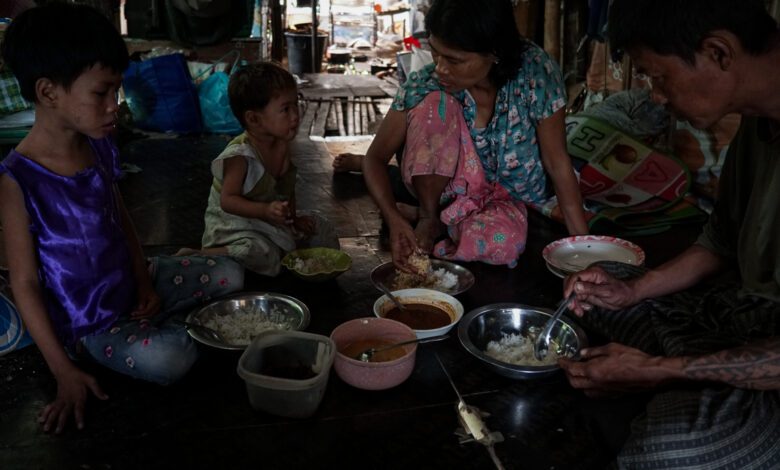 ပုံစာ - စစ်အုပ်စု ရက် ၁၀၀ စီမံကိန်းနှင့် 'လှုပ်လေ မြုပ်လေ' ဘဝများ (Myanmar Now)
