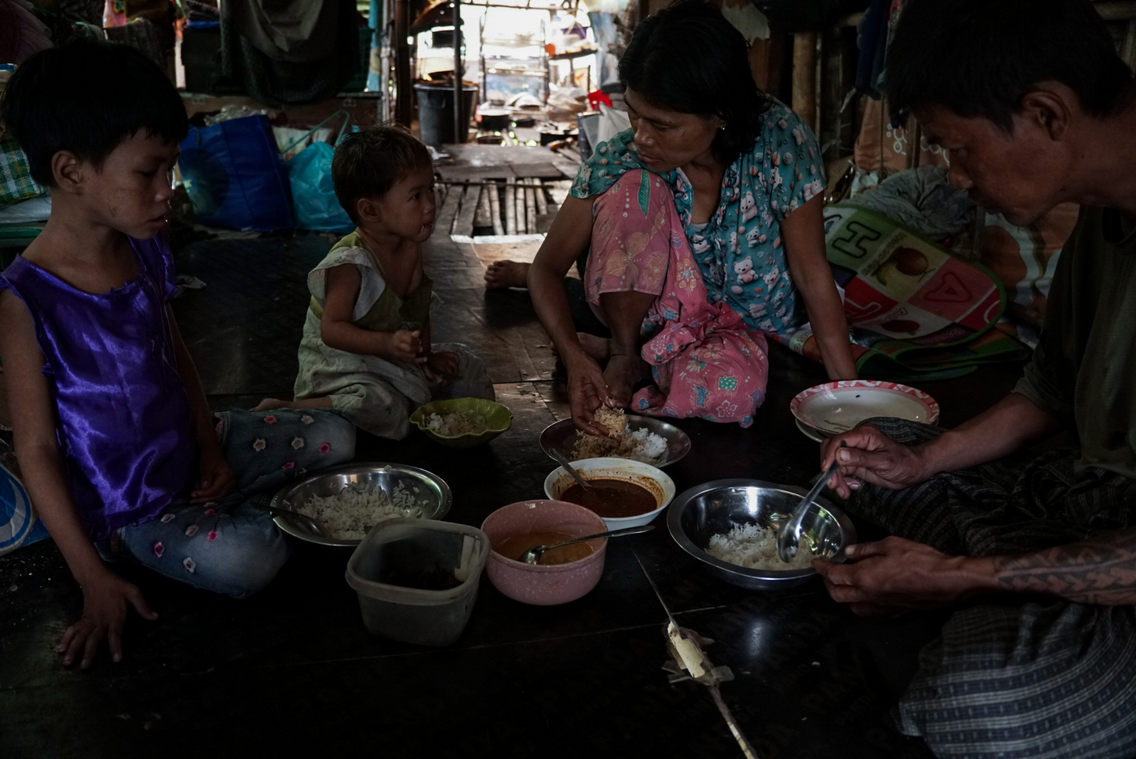 ပုံစာ - စစ်အုပ်စု ရက် ၁၀၀ စီမံကိန်းနှင့် 'လှုပ်လေ မြုပ်လေ' ဘဝများ (Myanmar Now)