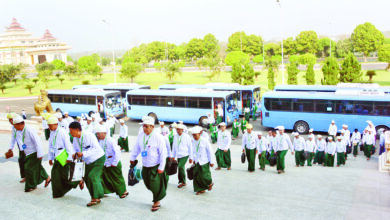 အတုအယောင်ရွေးကောက်ပွဲအပြီး ပေါ်ပေါက်လာသည့် ပြည်သူ့လွှတ်တော်အစည်းအဝေးသို့ တက်ရောက်လာသော ကြံ့ခိုင်ရေးပါတီဝင် ကိုယ်စားလှယ်များကို ယခုနှစ် မတ်လက တွေ့ရစဉ်။ (ဓာတ်ပုံ - စစ်တပ်ထိန်းချုပ် MOI)