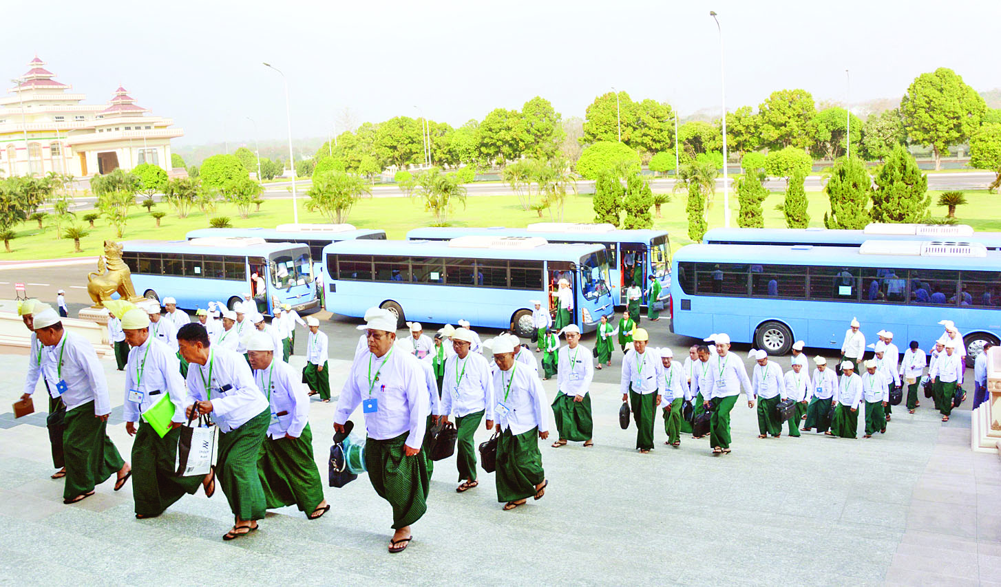 အတုအယောင်ရွေးကောက်ပွဲအပြီး ပေါ်ပေါက်လာသည့် ပြည်သူ့လွှတ်တော်အစည်းအဝေးသို့ တက်ရောက်လာသော ကြံ့ခိုင်ရေးပါတီဝင် ကိုယ်စားလှယ်များကို ယခုနှစ် မတ်လက တွေ့ရစဉ်။ (ဓာတ်ပုံ - စစ်တပ်ထိန်းချုပ် MOI)