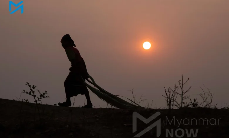 မကွေးတိုင်း၊ ပေါက်မြို့နယ်စစ်ရှောင်စခန်းတစ်ခုမှ စစ်ဘေးရှောင်တစ်ဦးကို ယခုနှစ် မတ်လတွင် တွေ့ရစဉ်။ (ဓာတ်ပုံ-မိုးဦး)
