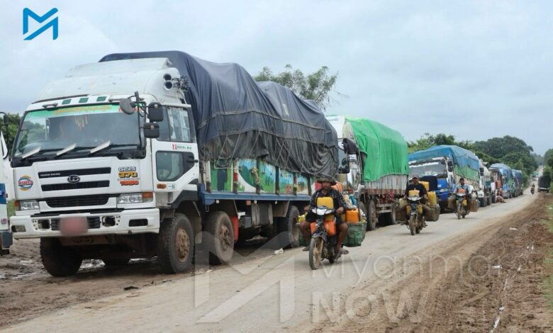 တိုက်ပွဲများကြောင့် စစ်ကိုင်းတိုင်း ခင်ဦးနှင့်ကန့်ဘလူမြို့နယ်လမ်းပိုင်း ရွှေဘို-မြစ်ကြီးနား ကားလမ်းပေါ်၌ ရပ်နားနေသည့် ကုန်တင်ယာဉ်အချို့ကို ၂၀၂၅ ခုနှစ် ဩဂုတ်လတွင် တွေ့ရစဉ်။ (ဓာတ်ပုံ-မိုးဦး)
