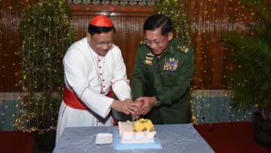 ၂၀၂၁ ခုနှစ် ဒီဇင်ဘာလ ၂၃ ရက်က ရန်ကုန်မြို့တွင် တွေ့ရသော အာဏာသိမ်းစစ်ခေါင်းဆောင်နှင့် ကက်သလစ်သာသနာပိုင် ကာဒီနယ်လ်ချားလ်စ်မောင်ဘို။ (ဓာတ်ပုံ- စစ်ကောင်စီ)