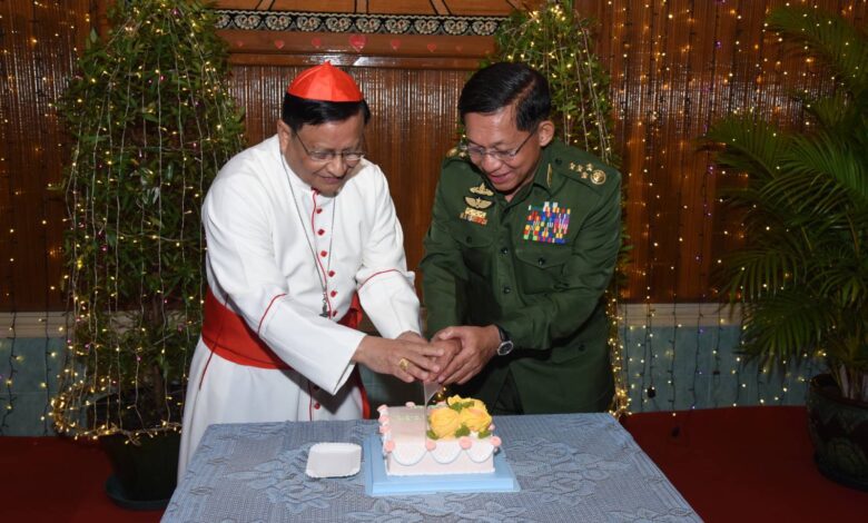 ၂၀၂၁ ခုနှစ် ဒီဇင်ဘာလ ၂၃ ရက်က ရန်ကုန်မြို့တွင် တွေ့ရသော အာဏာသိမ်းစစ်ခေါင်းဆောင်နှင့် ကက်သလစ်သာသနာပိုင် ကာဒီနယ်လ်ချားလ်စ်မောင်ဘို။ (ဓာတ်ပုံ- စစ်ကောင်စီ)