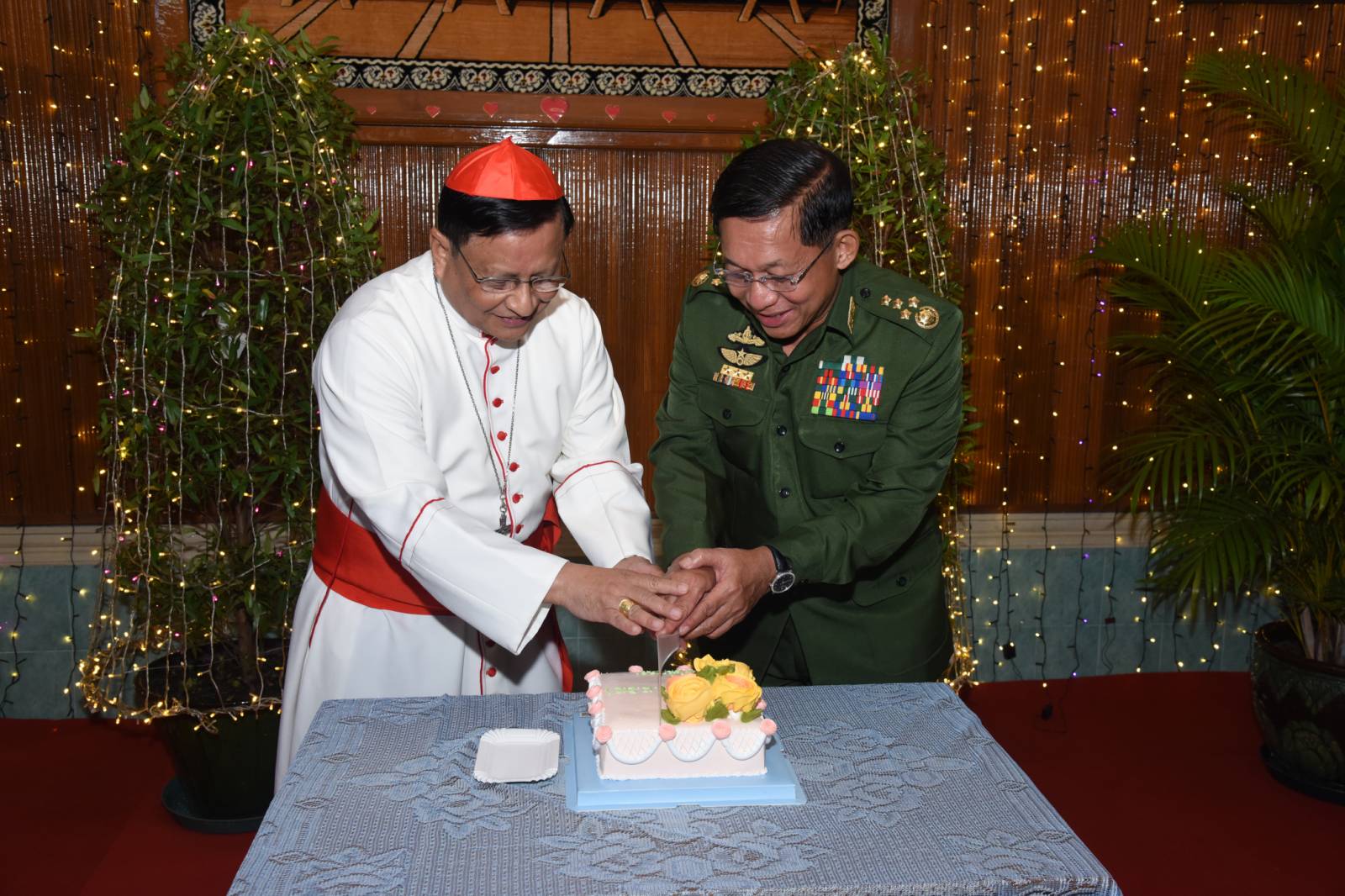 ၂၀၂၁ ခုနှစ် ဒီဇင်ဘာလ ၂၃ ရက်က ရန်ကုန်မြို့တွင် တွေ့ရသော အာဏာသိမ်းစစ်ခေါင်းဆောင်နှင့် ကက်သလစ်သာသနာပိုင် ကာဒီနယ်လ်ချားလ်စ်မောင်ဘို။ (ဓာတ်ပုံ- စစ်ကောင်စီ)