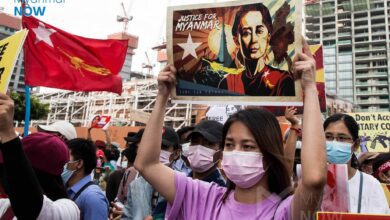၂၀၂၁ ခုနှစ် ဖေဖော်ဝါရီလတွင် စစ်တပ်အာဏာသိမ်းမှု ဆန့်ကျင်ကန့်ကွက်သူများက ဒေါ်အောင်ဆန်းစုကြည်၏ဓာတ်ပုံများ ကိုင်ဆောင်ဆန္ဒပြခဲ့ကြသည်။