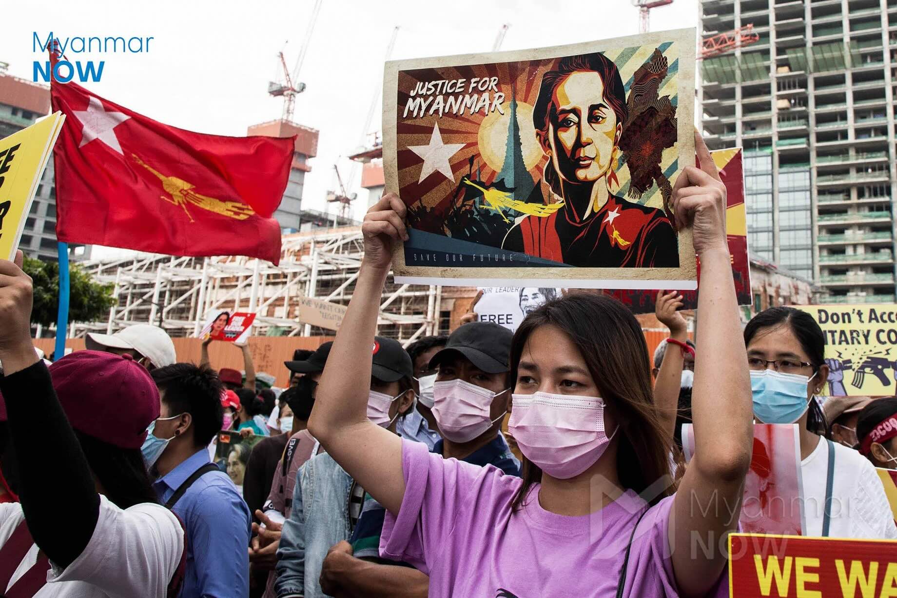 ၂၀၂၁ ခုနှစ် ဖေဖော်ဝါရီလတွင် စစ်တပ်အာဏာသိမ်းမှု ဆန့်ကျင်ကန့်ကွက်သူများက ဒေါ်အောင်ဆန်းစုကြည်၏ဓာတ်ပုံများ ကိုင်ဆောင်ဆန္ဒပြခဲ့ကြသည်။
