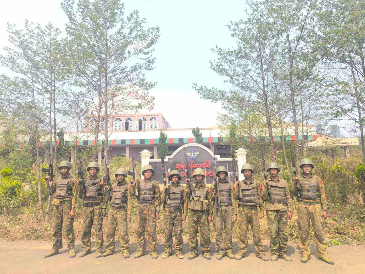 ချင်းပြည်နယ် ဖလမ်းမြို့ ဆူရ်ဘုန်လေဆိပ်ကို ဧပြီလတွင်း စစ်တပ်ပြန်ထိန်းချုပ်ပြီးနောက်တွေ့ရစဉ်။ (ဓာတ်ပုံ - စစ်တပ်ဝါဒဖြန့်စာမျက်နှာ) 